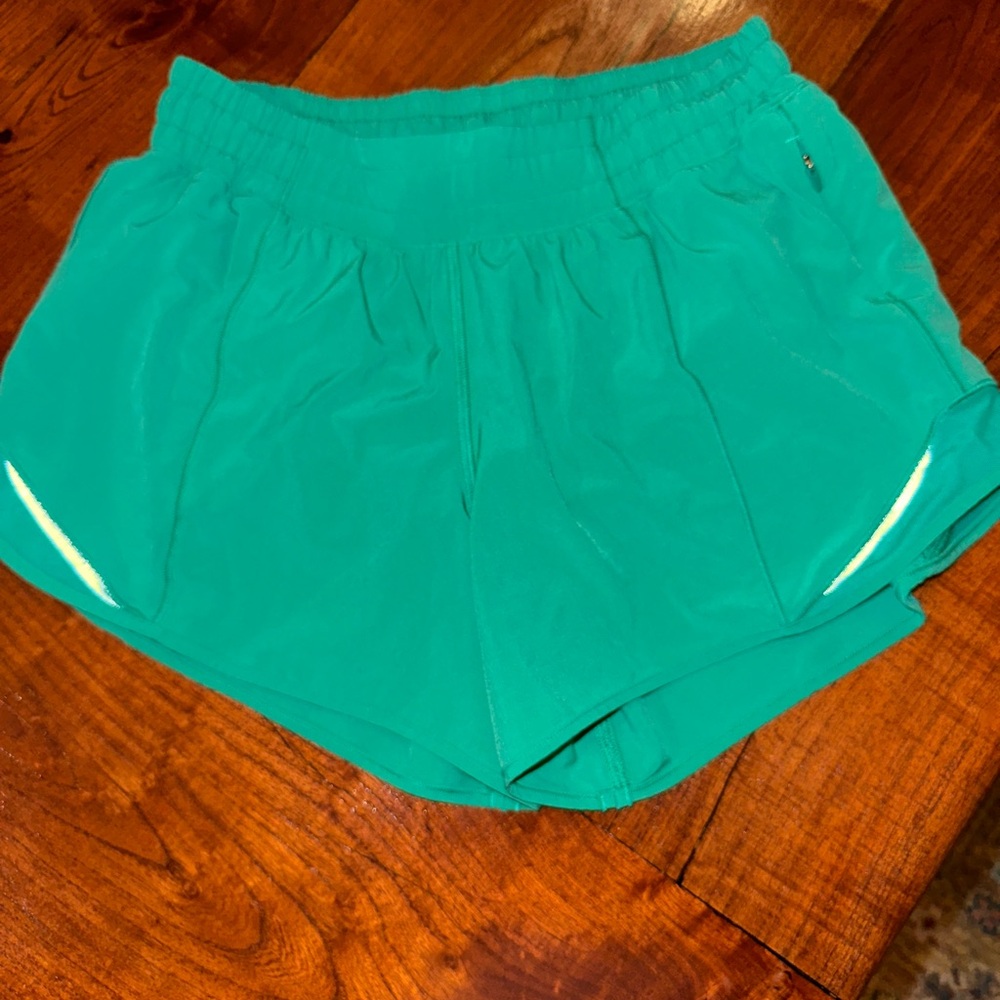 Lululemon Hotty Hot Low-Rise Lined
Short 4" Color Kelly Green, Size 6
